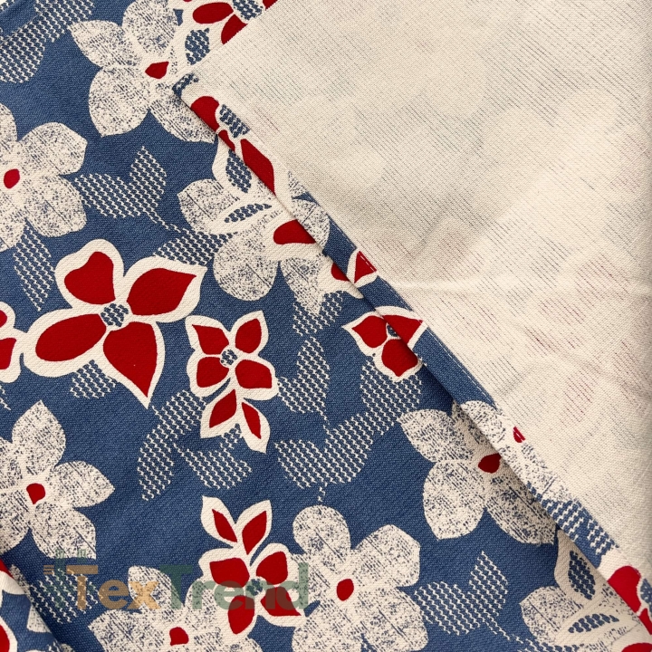 Liegegewebe mit roten Blumen auf jeansfarbenem Hintergrund  