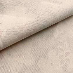 Liegegewebe mit roten Blumen auf jeansfarbenem Hintergrund  