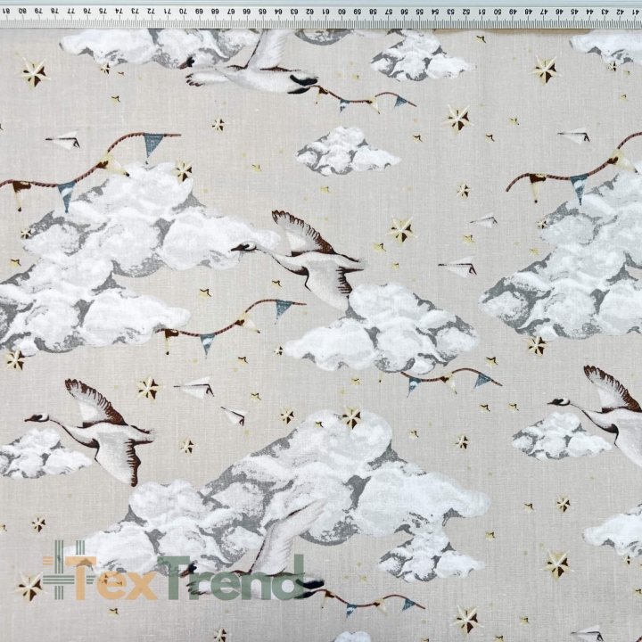 Baumwolle 100% Vögel Gänse in den Wolken auf beigem Hintergrund  