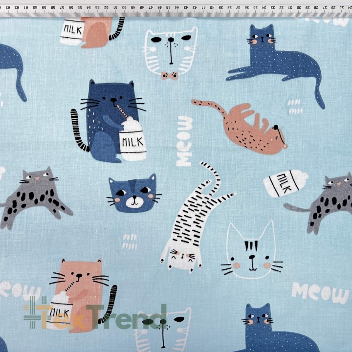 Baumwolle 100% Katzen dunkelblau-aprikosenfarben auf blauem Hintergrund  