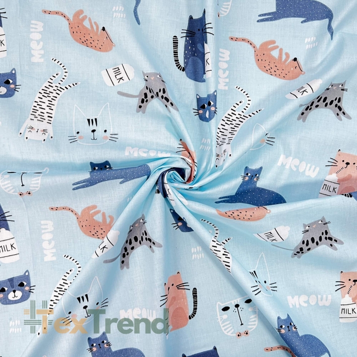 Baumwolle 100% Katzen dunkelblau-aprikosenfarben auf blauem Hintergrund  