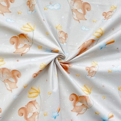 100% Baumwolle Eichhörnchen mit Blumen auf grau-beigem Hintergrund  