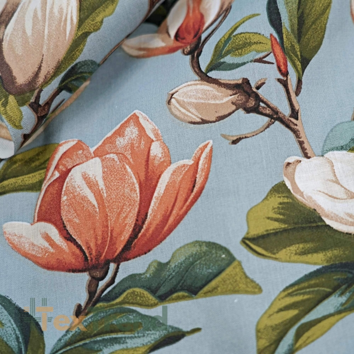 Baumwolle 100% Magnolienblumen beige auf blau-grauem Hintergrund  