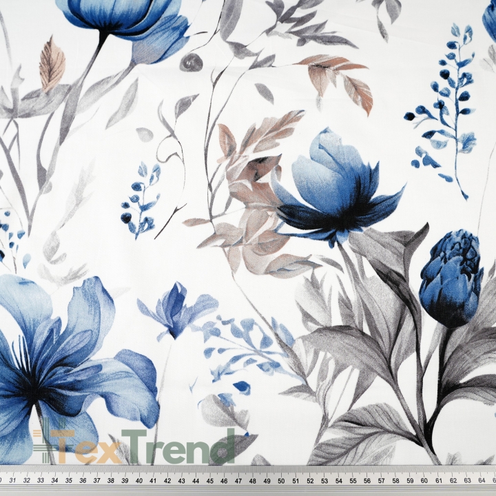 Muster-Satin aus Baumwolle mit blau-beigen Blumen auf weißem Hintergrund  