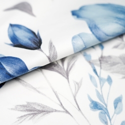 Muster-Satin aus Baumwolle mit blau-beigen Blumen auf weißem Hintergrund  