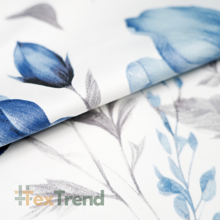Muster-Satin aus Baumwolle mit blau-beigen Blumen auf weißem Hintergrund  