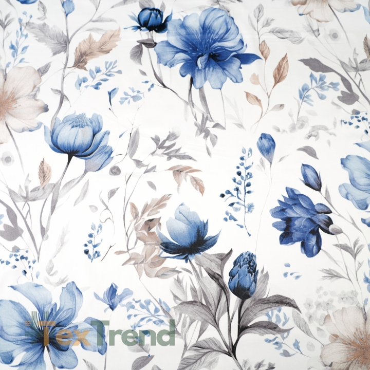 Muster-Satin aus Baumwolle mit blau-beigen Blumen auf weißem Hintergrund  