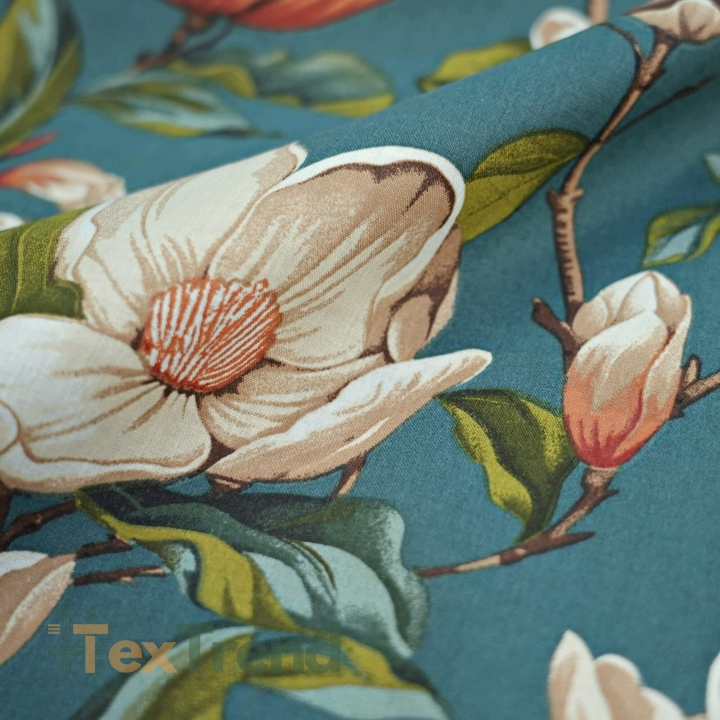 Baumwolle 100% Magnolienblumen beige auf meeresfarbenem Hintergrund  