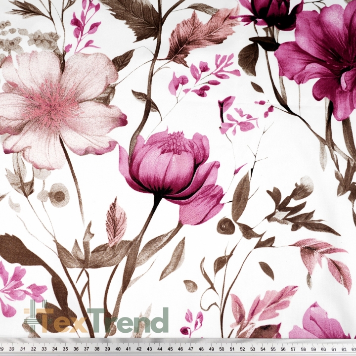 Baumwollsatin mit Blumenmuster in rosa und beige auf weißem Hintergrund