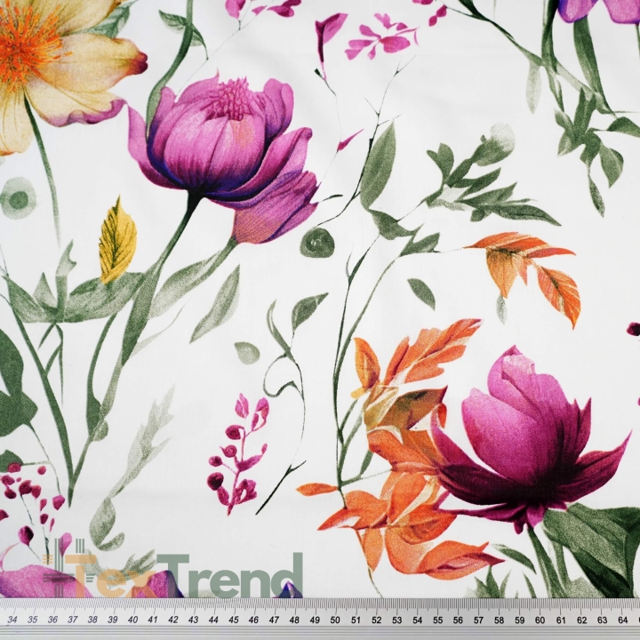 Muster-Satin aus Baumwolle mit lila-beigen Blumen auf weißem Hintergrund  