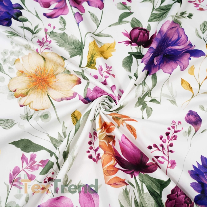 Muster-Satin aus Baumwolle mit lila-beigen Blumen auf weißem Hintergrund  