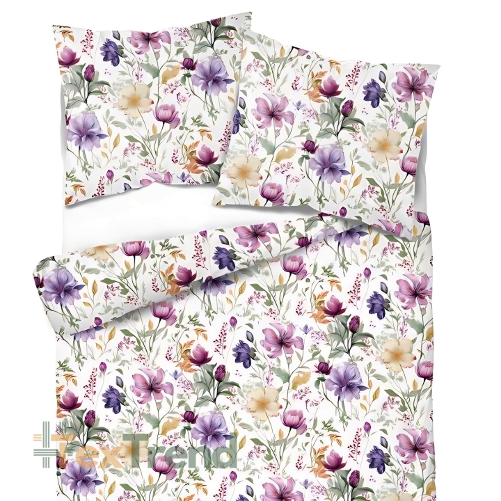 Muster-Satin aus Baumwolle mit lila-beigen Blumen auf weißem Hintergrund  