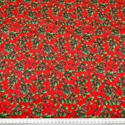 Baumwollstoff mit Muster grüne Stechpalme auf rotem Hintergrund  