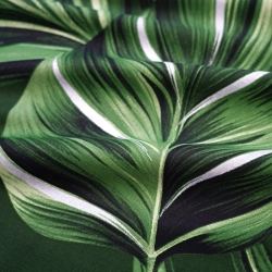 Muster-Satin aus Baumwolle mit großen grünen Blättern und Glitzer  