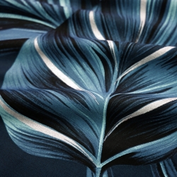 Baumwollsatin mit großem blauen Blattmuster und Glitzer