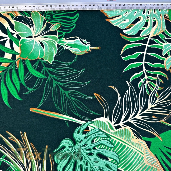 Baumwolle 100% Monstera- und Bananenblätter mit Blumen auf grünem Hintergrund  