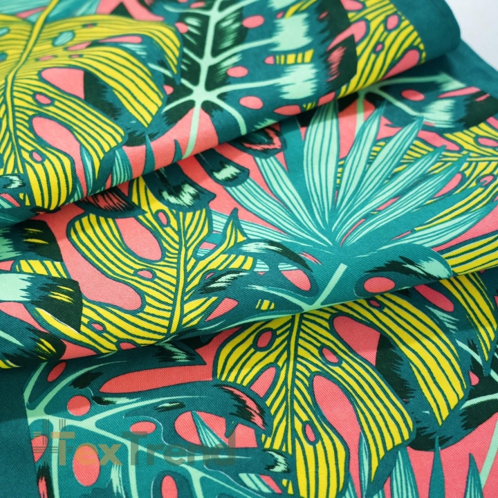 Liegegewebe Monstera-Blätter auf korallenfarbenem Hintergrund  