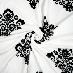 Polar Plus mit schwarzem Łowicz-Muster auf weißem Hintergrund