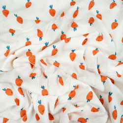 Doppel-Gaze mit Karottenmuster auf weißem Hintergrund