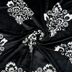 Polar Plus mit Łowicz-Muster in Weiß auf schwarzem Hintergrund