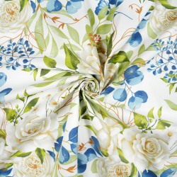 100% Baumwolle Blumen und Eukalyptus blau-grün auf weißem Hintergrund