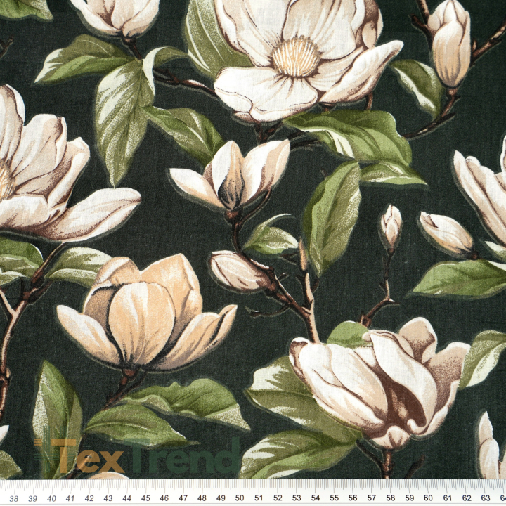 100% Baumwolle beige Magnolienblüten auf dunkelgrünem Hintergrund  