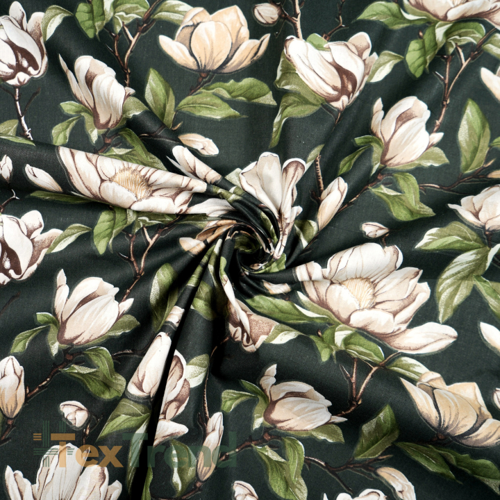 100% Baumwolle beige Magnolienblüten auf dunkelgrünem Hintergrund  