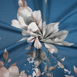 100% Baumwolle große beige Magnolienblüten auf jeansfarbenem Hintergrund  