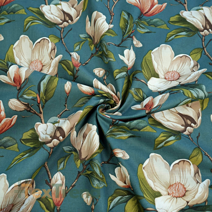 100% Baumwolle beige Magnolienblüten auf meerfarbenem Hintergrund - 220 cm  