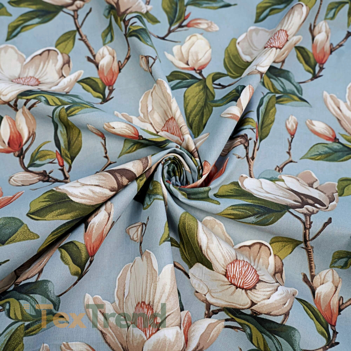 100% Baumwolle beige Magnolienblüten auf blau-grauem Hintergrund - 220 cm  