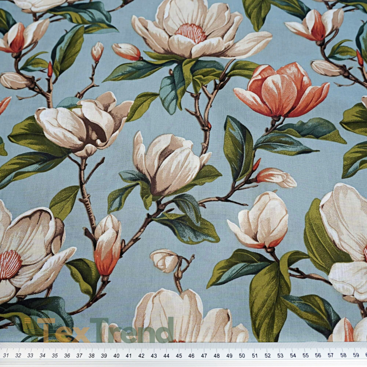 100% Baumwolle beige Magnolienblüten auf blau-grauem Hintergrund - 220 cm  