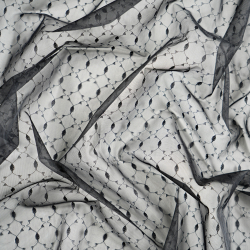 Schwarzer bestickter Chiffon