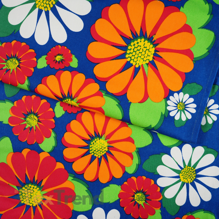 Liegegewebe große Blumen auf saphirblauem Hintergrund