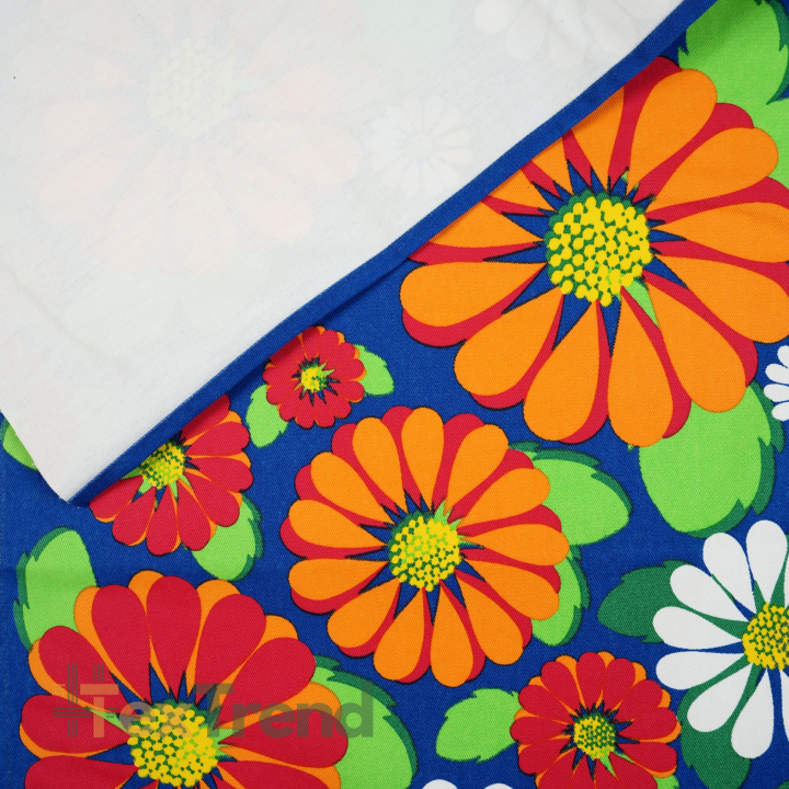 Liegegewebe große Blumen auf saphirblauem Hintergrund