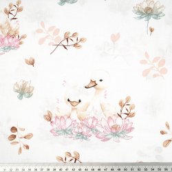 100% Baumwolle Schwäne in Lilien auf weißem Hintergrund