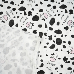 Bedruckter Double Gauze Musselin Kühe Sweet Milk auf weißem Hintergrund