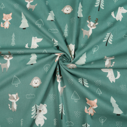 100% Baumwolle mit Tieren und Bäumen auf salbeigrünem Hintergrund
