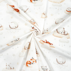 100% Baumwolle mit schlafenden Tieren auf Kissen vor weißem Hintergrund