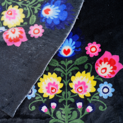 Polar Plus mit farbigem Łowicki-Muster auf schwarzem Hintergrund