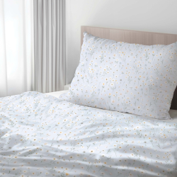 100% Baumwolle mit weißen Blumen und Kamille auf blauem Hintergrund