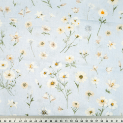 100% Baumwolle mit weißen Blumen und Kamille auf blauem Hintergrund