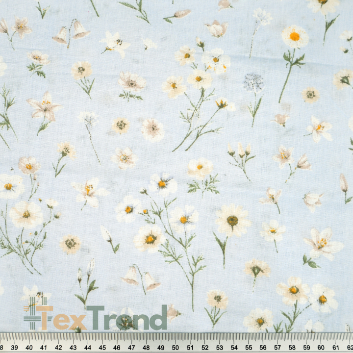 100% Baumwolle mit weißen Blumen und Kamille auf blauem Hintergrund
