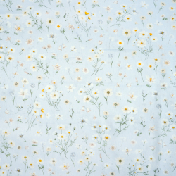 100% Baumwolle mit weißen Blumen und Kamille auf blauem Hintergrund