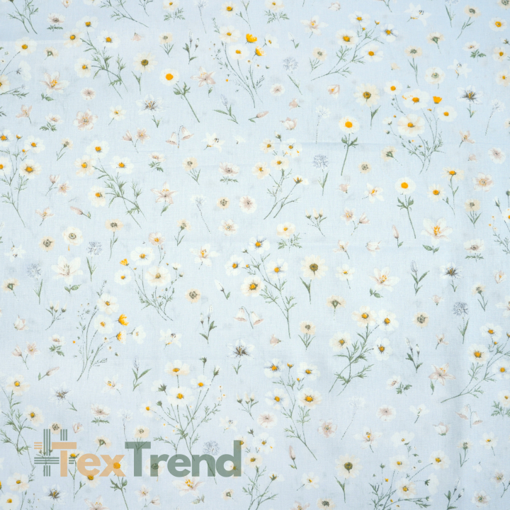 100% Baumwolle mit weißen Blumen und Kamille auf blauem Hintergrund
