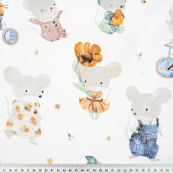 100% Baumwolle mit Mäusen auf Fahrrädern auf weißem Hintergrund