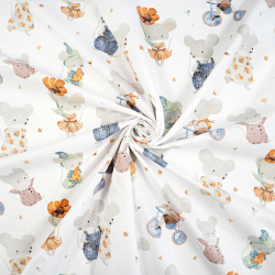 100% Baumwolle mit Mäusen auf Fahrrädern auf weißem Hintergrund