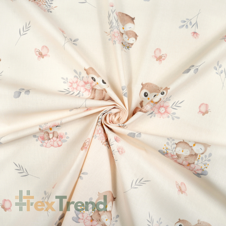 100% Baumwolle Eulen mit Blumen auf hellpfirsichfarbenem Hintergrund
