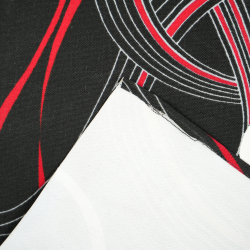 Liegegewebe mit rot-weißen Streifen auf schwarzem Hintergrund