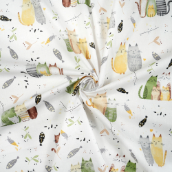 100% Baumwolle mit grün-beigen Katzen auf weißem Hintergrund