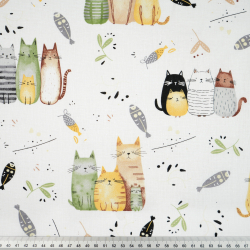 100% Baumwolle mit grün-beigen Katzen auf weißem Hintergrund